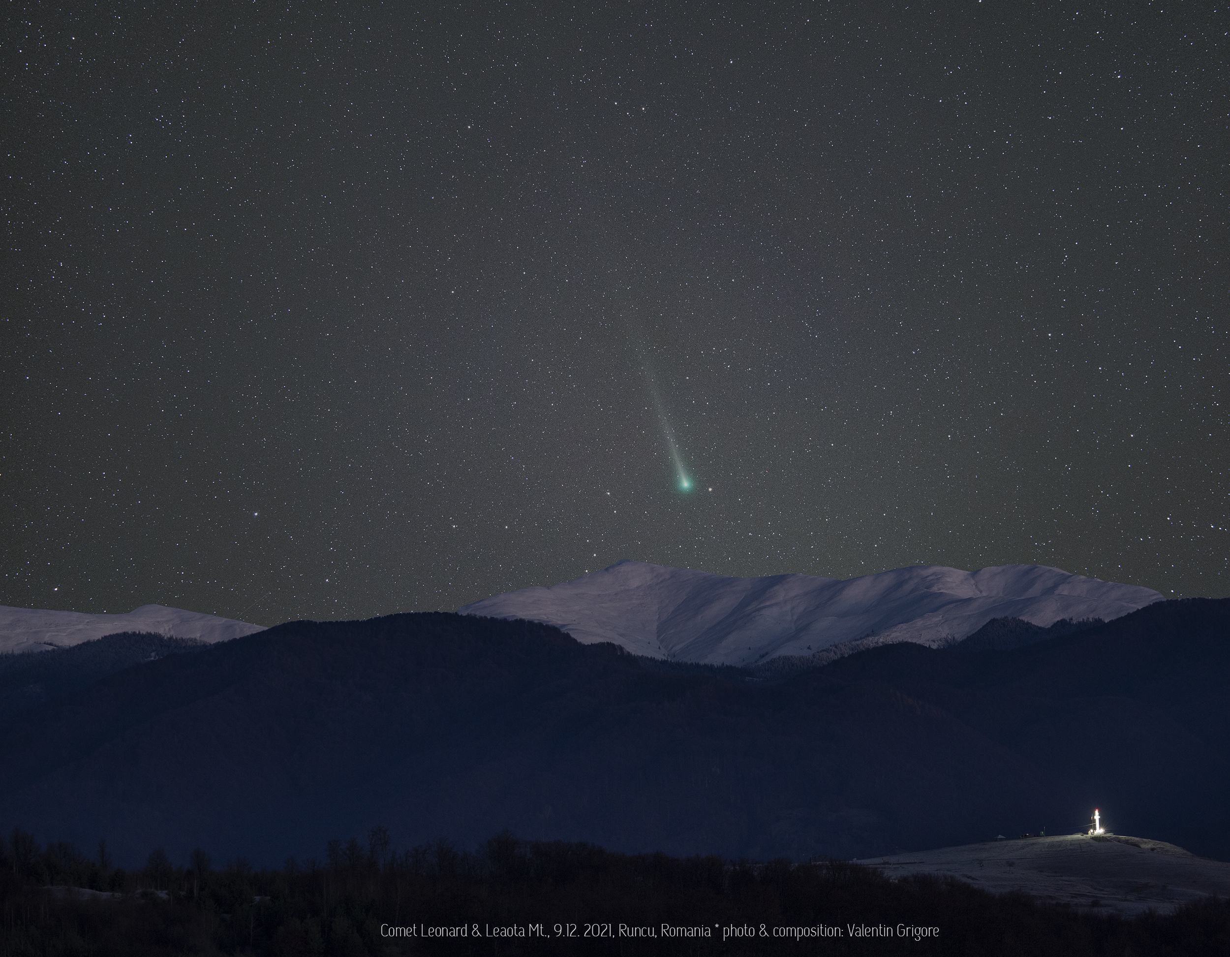 A composite image of comet C/2021 A1 (Leonard) in a montain area on the morning of December 9, 2021.